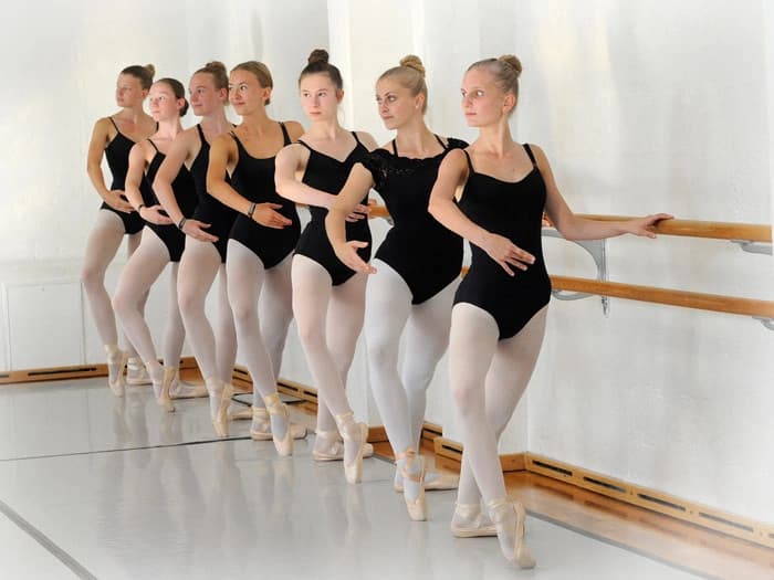 Jugendliche Ballettschülerinnen ab 13 Jahren an der Stange