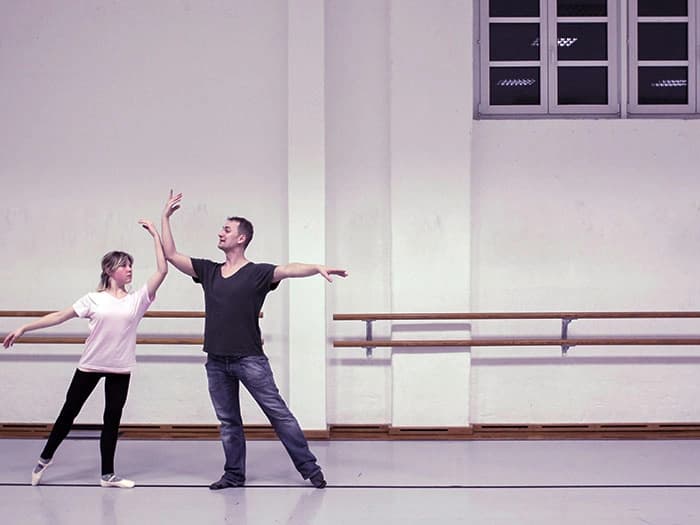 Marcel Matuga in klassischer Pose mit einer Schülerin