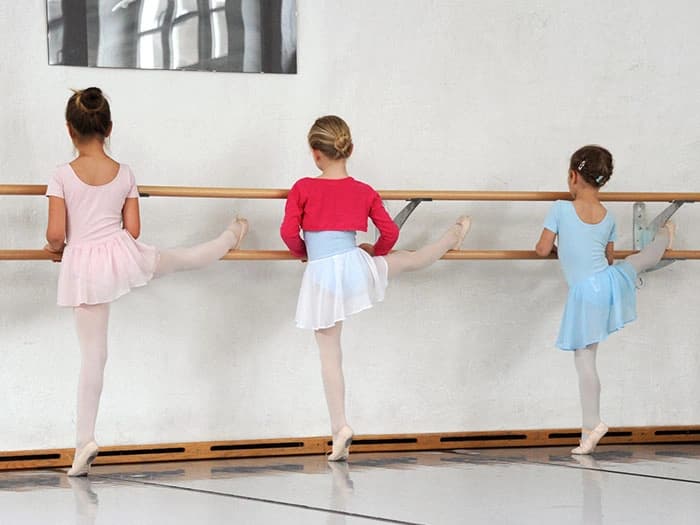 Kinder an der Ballettstange im Balletthaus Sinzing