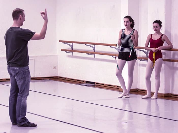 Erwachsene im Ballettunterricht mit Marcel Matuga