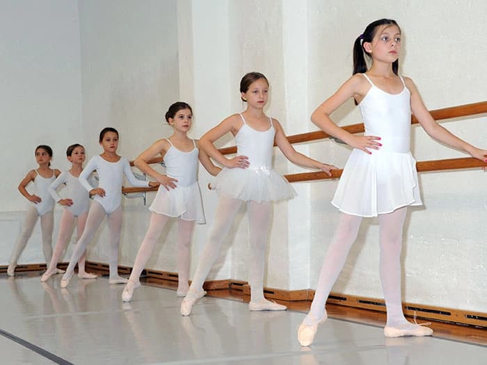 Ballett für Kinder ab 7 Jahren an der Stange