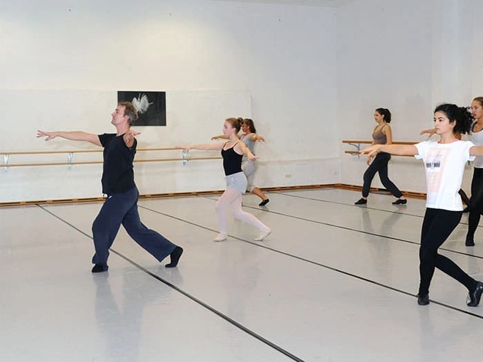 Marcel Matuga unterrichtet klassisches Ballett nach der Vaganova-Technik