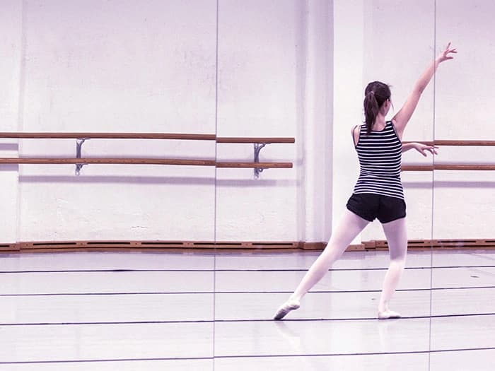 Tänzerin an der Ballettstange im Balletthaus Sinzing bei Regensburg