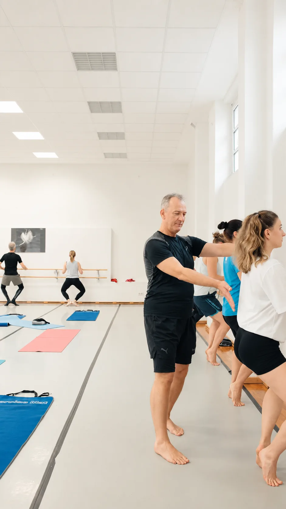 Marcel Matuga, ehemaliger Berufstänzer und Leiter des Balletthaus Sinzing, korrigiert eine Gruppe an der Stange