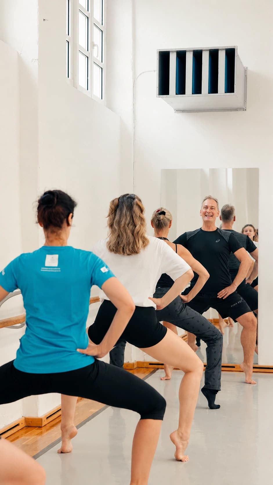Marcel Matuga leitet eine Gruppe an der Ballettstange im Balletthaus Sinzing bei Regensburg