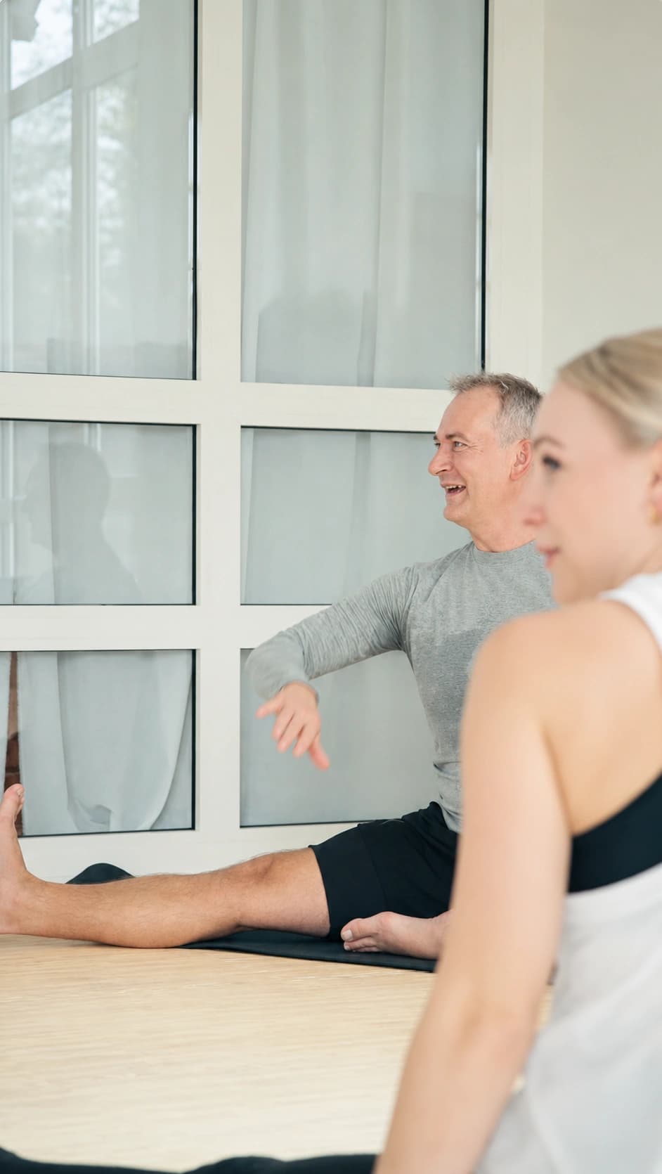 Marcel Matuga begleitet eine Teilnehmerin im Hot-Exercise-Kurs